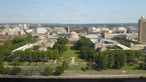 Toma-Aérea---Gran-Domo-Del-Instituto-De-Tecnología-De-Massachusetts