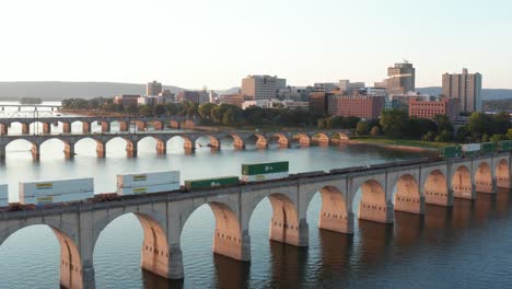 Der-Zug-Fährt-In-Die-Stadt-Harrisburg-Ein