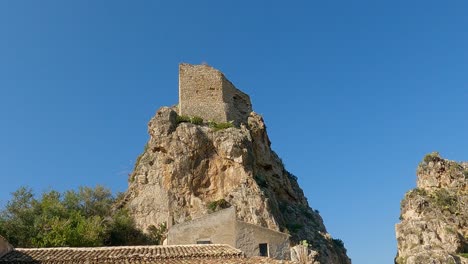 Inclinación-Hacia-Arriba-De-La-Tonnara-Típica-Del-Hotel-Scopello-En-Sicilia-Y-Antigua-Torre-De-Vigilancia-Histórica-Encaramada-En-Una-Pila,-Italia