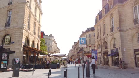 Spaziergang-Durch-Das-Historische-Stadtzentrum-Von-Bordeaux-An-Einem-Sonnigen-Morgen