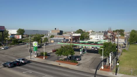 Gasolinera-Británica-Junto-A-Una-Concurrida-Intersección-Con-Coches