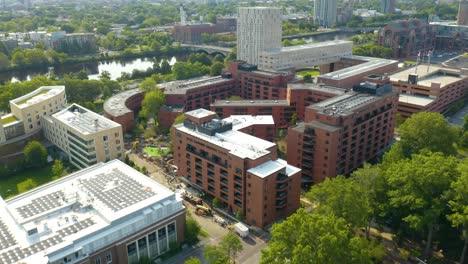 Vista-De-Pájaro-De-La-Universidad-De-Harvard-En-Verano