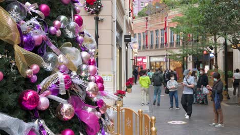 La-Gente-Toma-Fotos-De-Un-árbol-De-Navidad-Decorado-Con-Diferentes-Adornos-Brillantes,-Como-Bolas-De-Colores-Y-Lazos-En-Hong-Kong