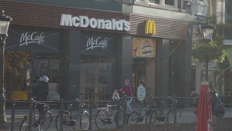 Restaurante-De-Comida-Rápida-Mcdonald&#39;s-En-El-Centro-Antiguo-De-La-Ciudad-De-Utrecht,-Países-Bajos