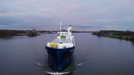 Luftaufnahme-über-Dem-Vorderen-Bug-Des-Onego-Mississippi-Schiffes,-Das-Durch-Die-Oude-Maas-Navigiert