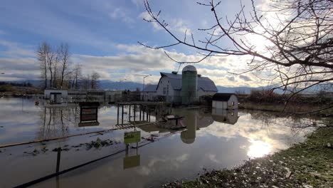 Camino-Inundado-Y-Edificios-En-El-área-De-Campo-Rural