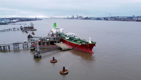 Silver-Rotterdam-Chemieöltanker-Schiffsbeladung-Am-Tranmere-Terminal-Liverpool-Luftaufnahme