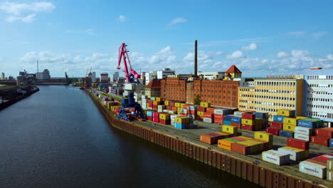 Grúa-Abatible-De-Doble-Pluma-En-La-Terminal-De-Contenedores-De-Bremen,-Alemania