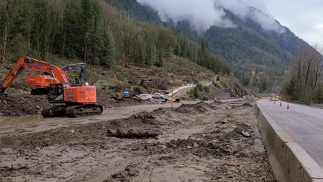 Baubagger,-Bulldozer-Und-Wichtige-Fahrzeuge,-Die-Auf-Der-Gesperrten-Bergautobahnstrecke-Arbeiten