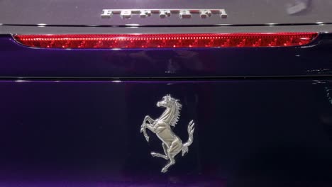 Fabricante-Italiano-De-Automóviles-Deportivos-De-Lujo-Logotipo-De-Ferrari-Visto-En-La-Parte-Trasera-De-Un-Superdeportivo-De-Lujo-Gt-Ferrari-458-Durante-La-Exposición-Internacional-Del-Motor-En-Hong-Kong