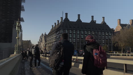 Westminster-Bridge-Mirando-Hacia-Portcullis-House-Government-Office-En-El-Terraplén,-Londres