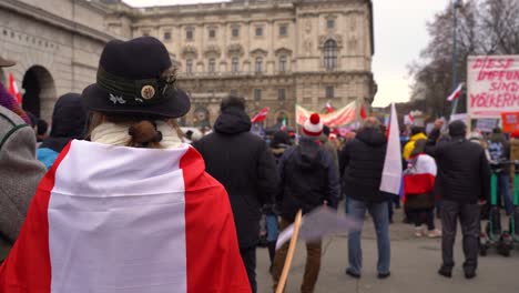 Langsame-Schwenk--Und-Fokusverschiebung-Von-Zwei-Personen,-Die-Menschenmengen-Bei-Anti-Corona-Protesten-Betrachten