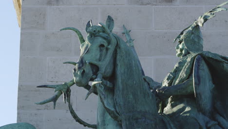 Ritter-Aus-Der-Renaissance-Auf-Einer-Pferdestatue-In-Budapest,-Ungarn