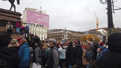 Plano-General-De-Personas-Que-Protestan-Contra-El-Cambio-Climático-Durante-La-Cop26