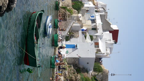 Puerto-Alga-Pintoresca-Bahía-En-El-Adriático,-Polignano-A-Mare,-Verticales