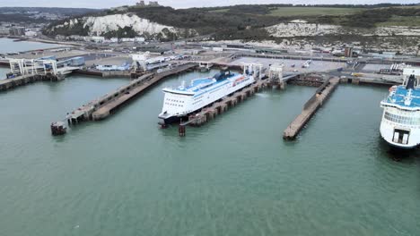 Transbordadores-Esperando-Atracados-En-El-Puerto-De-Dover,-Terminal-De-Transbordadores-Kent-Inglaterra,-Imágenes-Aéreas-De-4k