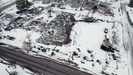 Vista-Aérea-De-Drones-De-Los-Restos-Destruidos-Quemados-Cubiertos-De-Nieve-De-La-Zona-Residencial-En-El-Condado-De-Boulder-De-Colorado-Superior,-Ee.uu.-Después-Del-Desastre-Del-Incendio-Forestal-Marshall-Fire