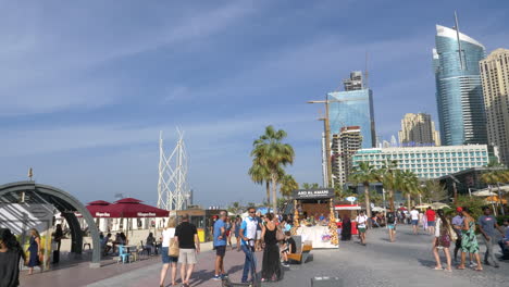 Touristen-Streifen-An-Einem-Sonnigen-Tag-Durch-Die-Jumeirah-Beach-Residence-In-Dubai,-Vereinigte-Arabische-Emirate