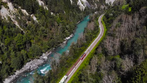 Antenne:-Güterzug-Am-Fluss