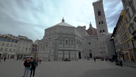 Gente-Caminando-Alrededor-De-La-Catedral-De-Florencia-En-El-Duomo-En-Florencia,-Italia,-12-De-Enero-De-2022