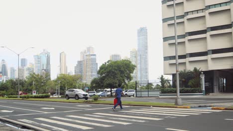 Fußgängerüberweg,-Mit-Gesichtsmaske-Während-Der-Covid-19-Pandemie,-Panama-stadt,-Panama