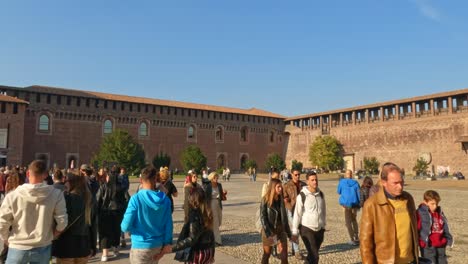 Multitud-De-Personas-Caminando-En-El-Patio-Principal-Del-Famoso-Castillo-Sforza-En-Milán,-Italia