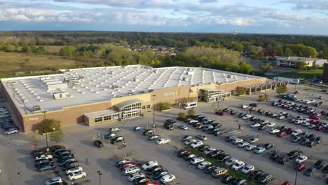 Luftrückzug-Weg-Vom-Walmart-Supercenter-An-Einem-Schönen-Herbsttag