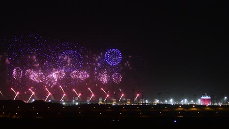 Manama,-Bahrain-–-16.-Dezember:-Feuerwerk-Auf-Der-Bahrain-International-Circuit-Anlässlich-Des-Bahrain-Nationalfeiertags