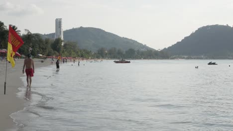 Playa-De-Patong-Con-Muchas-Personas-Relajándose-En-La-Playa-Durante-El-Brote-De-Covid19-Omicron-En-Phuket