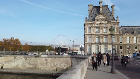 Tiro-De-Pont-Royal-Durante-La-Soleada-Mañana-De-Diciembre-Con-Vistas-Al-Jardin-Des-Tuileries-Y-Parte-De-Le-Louvre-Y-La-Rueda-Grande,-París-Francia