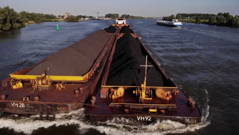 Antena-A-Lo-Largo-De-Oude-Maas-Con-Puerto-De-Ferry-Xi-Barco-Que-Transporta-Carga-Suelta