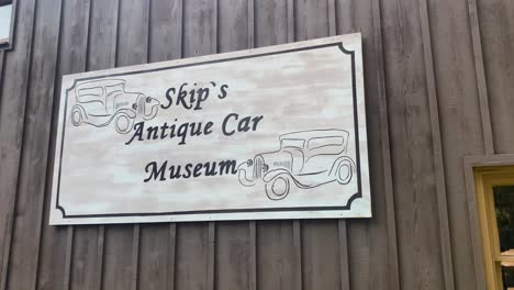 Letrero-Del-Museo-De-Autos-Antiguos-De-Skip-En-Put-In-Bay,-Ohio