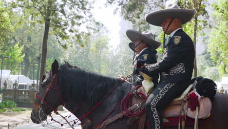 Policías-Mexicanos-Montan-A-Caballo-Con-Sombreros-Tradicionales-Y-Uniforme-Estilo-Mariachi