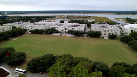 Alta-Extracción-Aérea-De-La-Universidad-Militar-De-La-Ciudadela-En-Charleston-Sc,-Carolina-Del-Sur