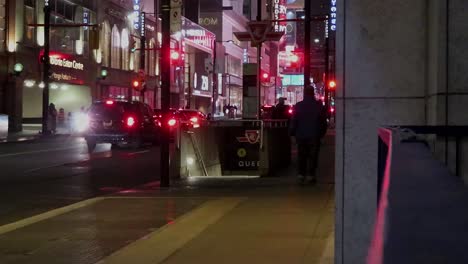 Fuera-De-La-Acera-De-La-Estación-De-Metro-De-Queen-Street-Y-Yonge-Street-En-Toronto-Por-La-Noche-Con-Gente-De-Negocios-Ocupada-Y-Turistas-Caminando