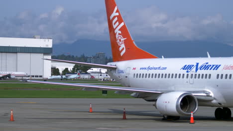 Passenger-Propeller-Airplane-Landing-on-the-Runway-at-Vancouver,-Track