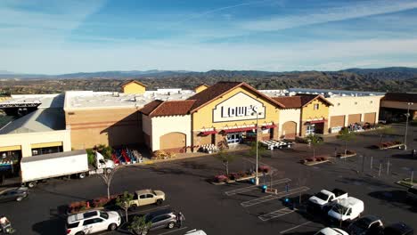 Paso-Elevado-Aéreo-De-La-Tienda-De-Mejoras-Para-El-Hogar-Lowes-En-Una-Hermosa-Mañana-En-El-Sur-De-California