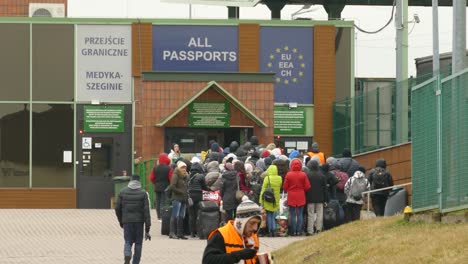 Long-line-of-refugees-from-Ukrainian-wait-to-get-back-into-their-country-after-escaping-Russian-Invasion