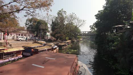 Paseos-En-Bote-Por-Los-Encantadores-Canales-De-Los-Remansos-De-Kerala,-Alappuzha,-India