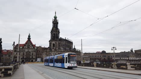 Schnell-Fahrende-Straßenbahn-Auf-Brücke-über-Die-Elbe-Neben-Dem-Dresdner-Schloss