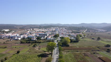 Luftdrohnenflug-In-Richtung-Der-Hügel-Mit-Blick-Auf-Die-Stadt-In-Aljezur,-Algarve,-Portugal