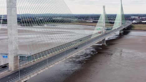 Luftaufnahme-Des-Wahrzeichens-Mersey-Gateway-über-Der-Mautpflichtigen-Hängebrücke,-Die-Den-Fluss-überquert,-Mit-Hoher-Spurweite,-Linke-Aufnahme