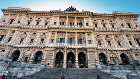 Tiro-Delantero-Del-Carro-Del-Hermoso-Y-Antiguo-Palacio-De-Justicia-Llamado-Tribunal-Supremo-De-Casación-En-Roma,-Italia