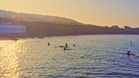 Magic-Hour-Surfer-Gemeinschaft-Chillt-Bei-Marazion-England-Aerial