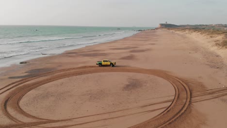 Gelber-LKW-Im-Gelände-Am-Strand-Auf-Dem-Seeweg-In-Belutschistan