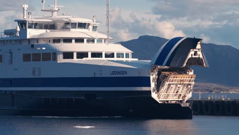 Un-Primer-Plano-Del-Ferry-Que-Llega-A-La-Terminal