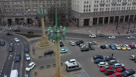 Vista-Aérea-Alrededor-De-Una-Farola-Tradicional-Con-Tráfico-En-El-Fondo-En-Varsovia,-Polonia---órbita,-Disparo-De-Drones