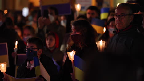 Mahnwache-Bei-Kerzenlicht-Auf-Dem-Rodrigues-Lobo-Platz-Während-Des-Russisch-Ukrainischen-Krieges-In-Der-Nacht-In-Leiria,-Portugal