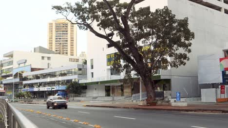 Toma-Cinematográfica-De-Autos-Y-Taxis-Conduciendo-En-La-Ciudad-De-Panamá,-América-Central