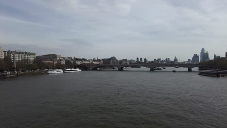 Vista-Panorámica-Derecha-Desde-El-Puente-Golden-Jubilee-Sobre-El-Río-Támesis-A-Través-Del-Horizonte-De-Londres